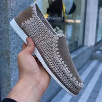 Voici des chaussures sans lacets pour homme, tricotées à la main.