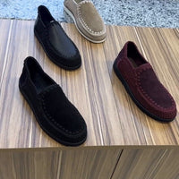 Voici des chaussures sans lacets pour homme, tricotées à la main.