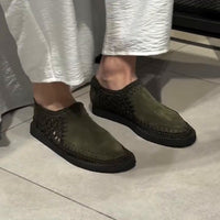 Voici des chaussures sans lacets pour homme, tricotées à la main.
