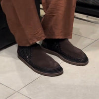 Voici des chaussures sans lacets pour homme, tricotées à la main.