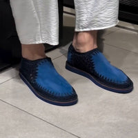 Voici des chaussures sans lacets pour homme, tricotées à la main.