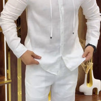 Ensemble élégant en lin pour homme composé d'une chemise à fermeture éclair et d'un pantalon assorti.