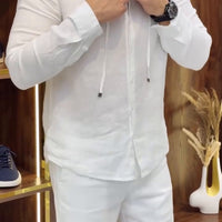 Ensemble élégant en lin pour homme composé d'une chemise à fermeture éclair et d'un pantalon assorti.