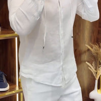 Ensemble élégant en lin pour homme composé d'une chemise à fermeture éclair et d'un pantalon assorti.