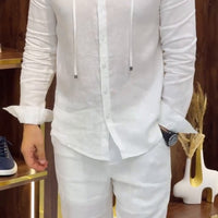 Ensemble élégant en lin pour homme composé d'une chemise à fermeture éclair et d'un pantalon assorti.
