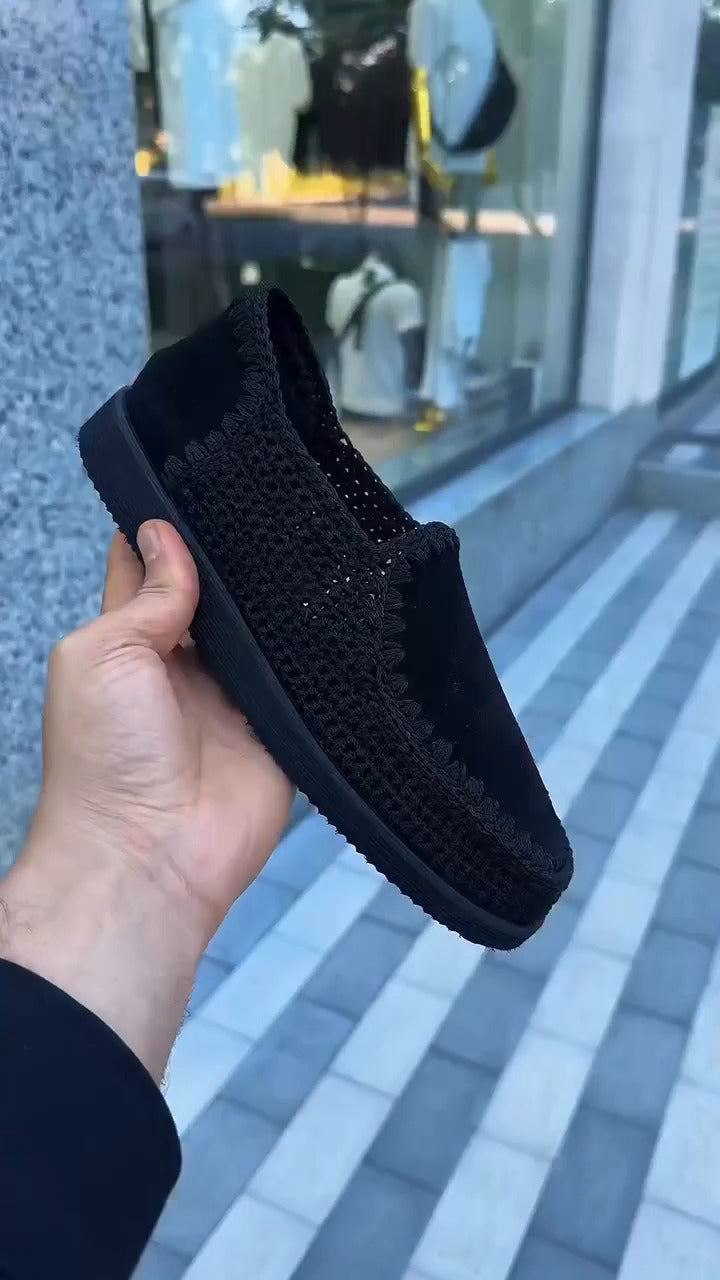 Voici des chaussures sans lacets pour homme, tricotées à la main.