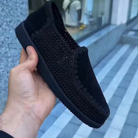 Voici des chaussures sans lacets pour homme, tricotées à la main.