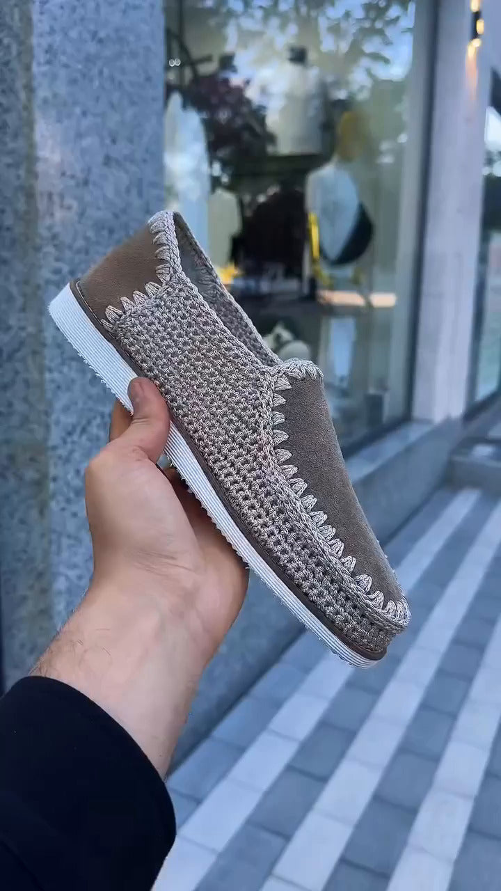 Voici des chaussures sans lacets pour homme, tricotées à la main.