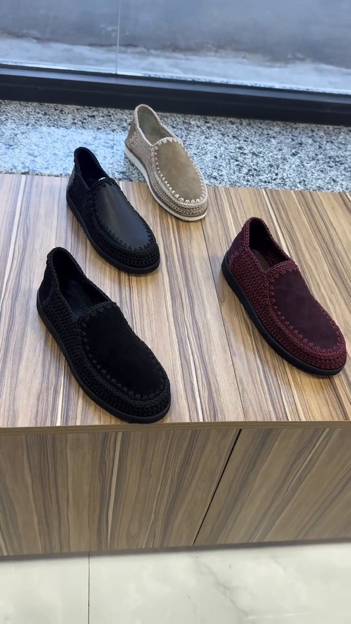 Voici des chaussures sans lacets pour homme, tricotées à la main.