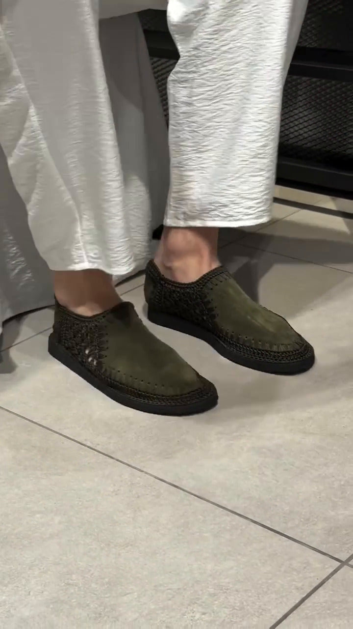 Voici des chaussures sans lacets pour homme, tricotées à la main.
