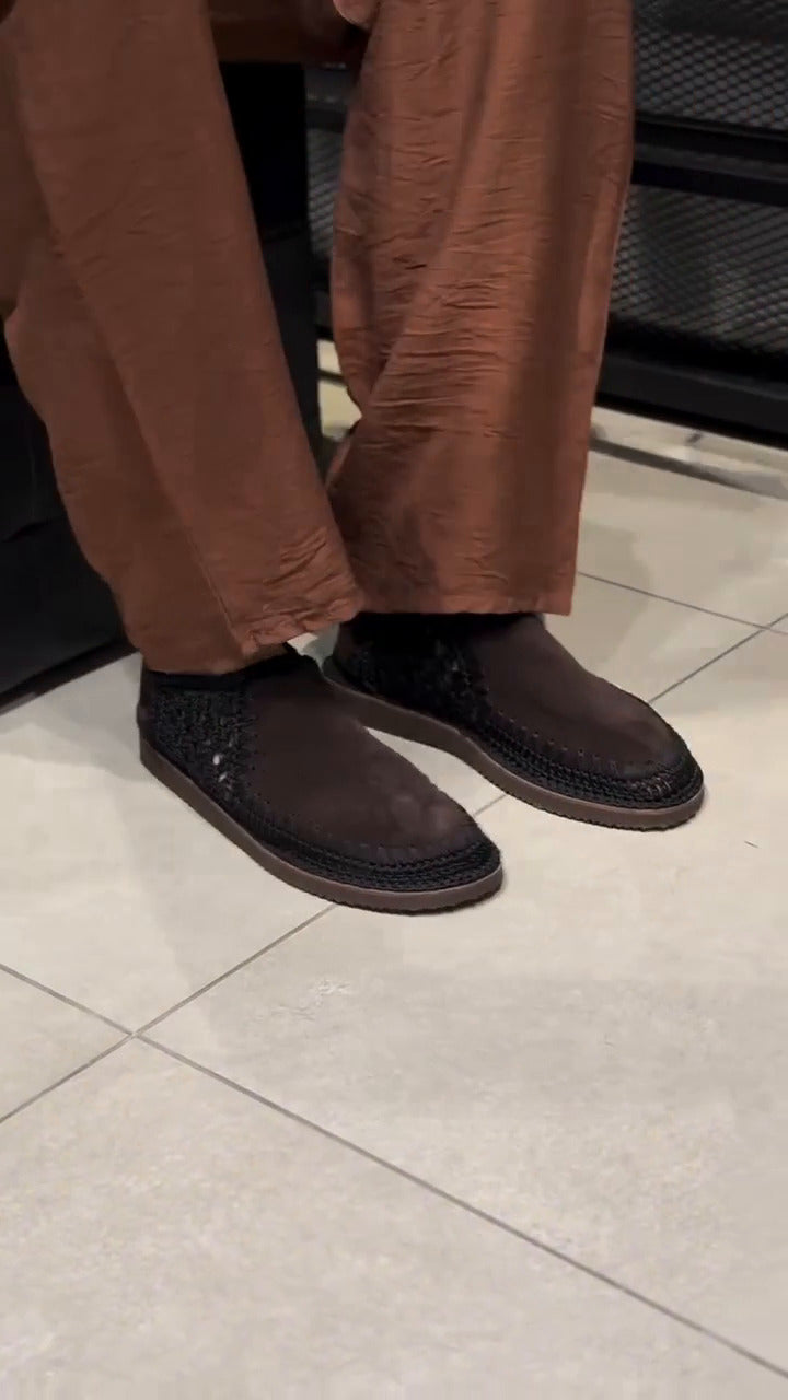 Voici des chaussures sans lacets pour homme, tricotées à la main.