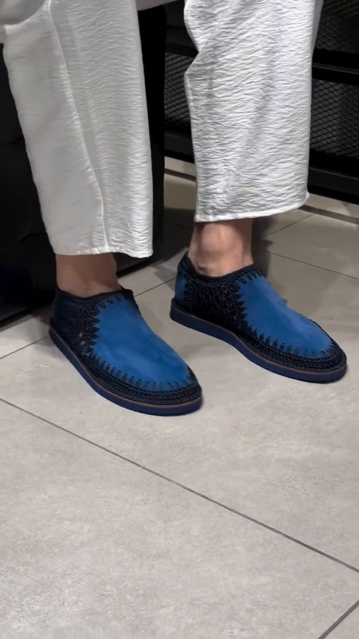 Voici des chaussures sans lacets pour homme, tricotées à la main.