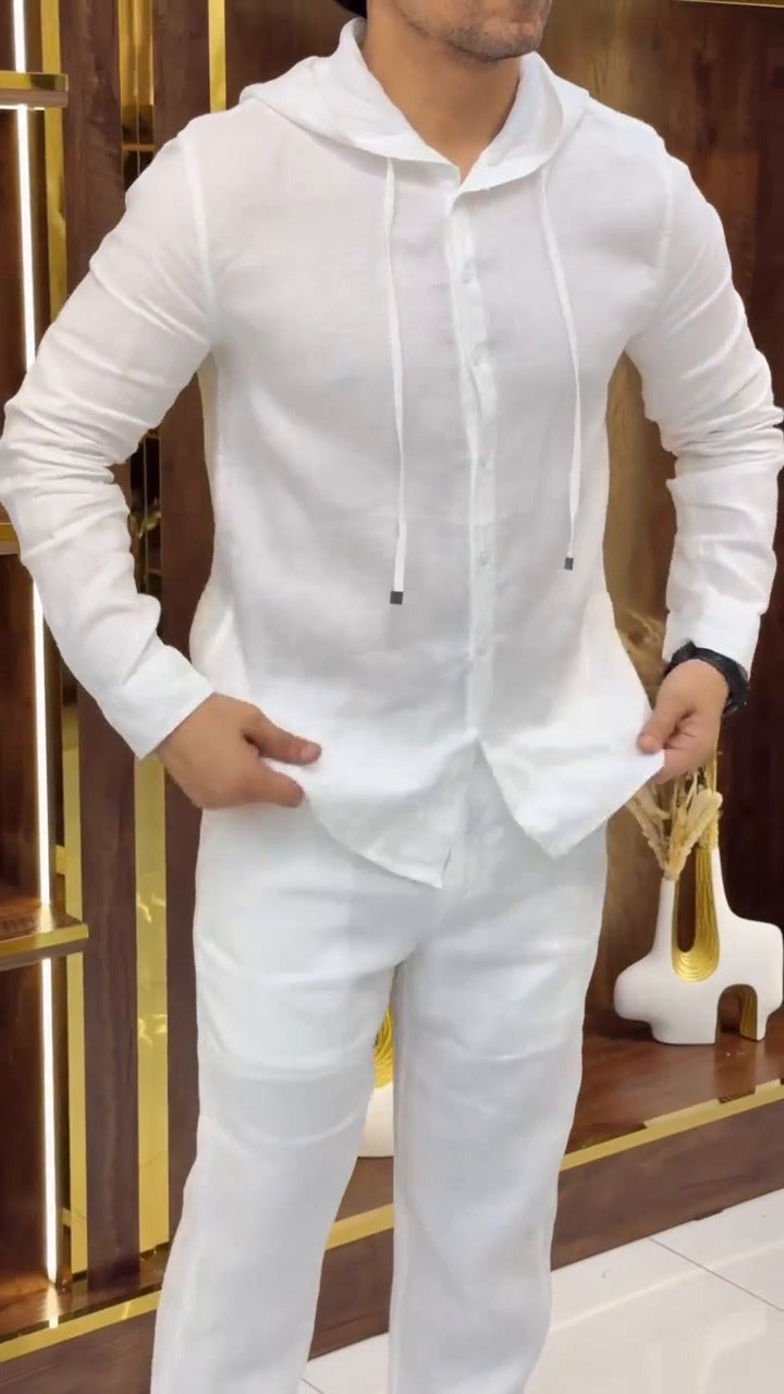 Ensemble élégant en lin pour homme composé d'une chemise à fermeture éclair et d'un pantalon assorti.