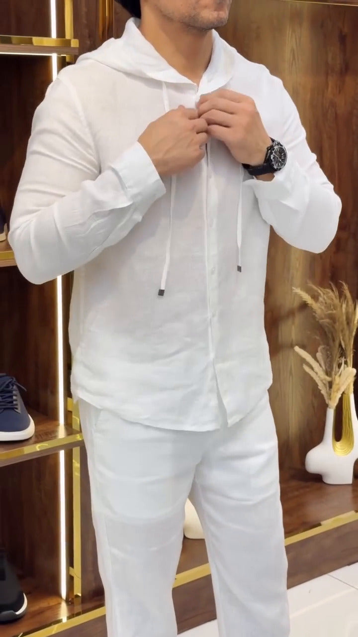 Ensemble élégant en lin pour homme composé d'une chemise à fermeture éclair et d'un pantalon assorti.