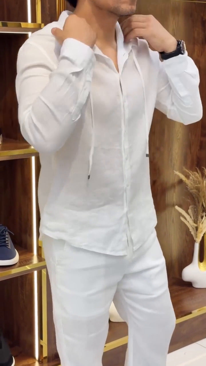 Ensemble élégant en lin pour homme composé d'une chemise à fermeture éclair et d'un pantalon assorti.