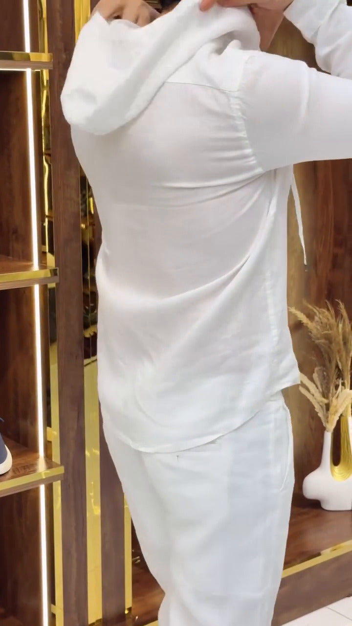Ensemble élégant en lin pour homme composé d'une chemise à fermeture éclair et d'un pantalon assorti.