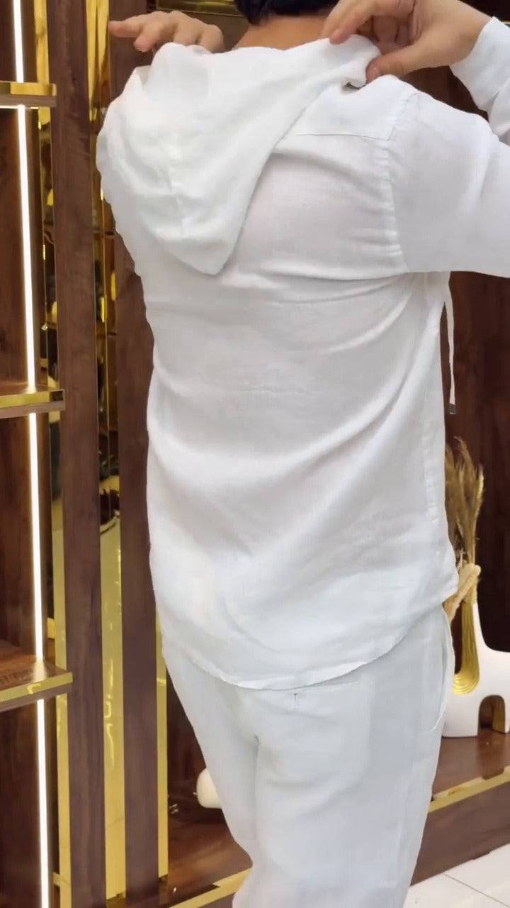 Ensemble élégant en lin pour homme composé d'une chemise à fermeture éclair et d'un pantalon assorti.