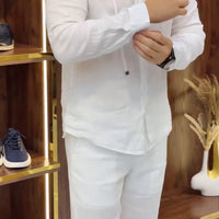 Ensemble élégant en lin pour homme composé d'une chemise à fermeture éclair et d'un pantalon assorti.