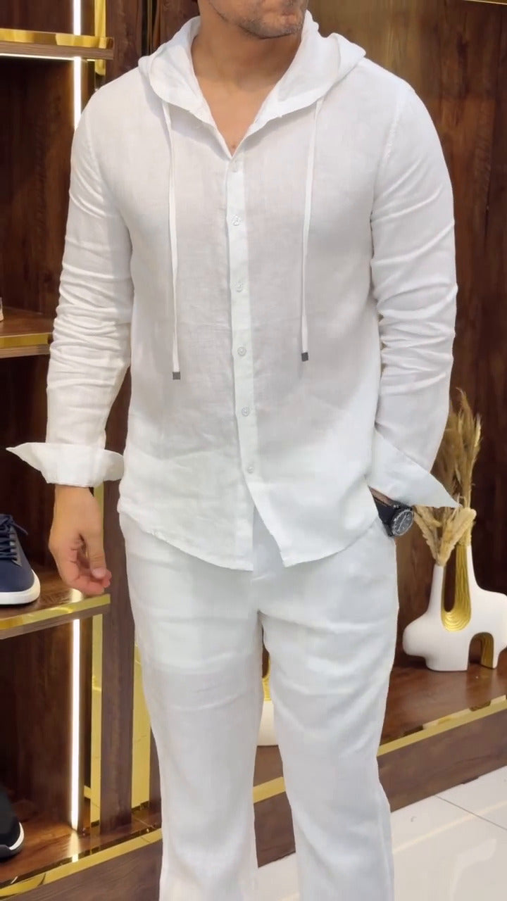 Ensemble élégant en lin pour homme composé d'une chemise à fermeture éclair et d'un pantalon assorti.